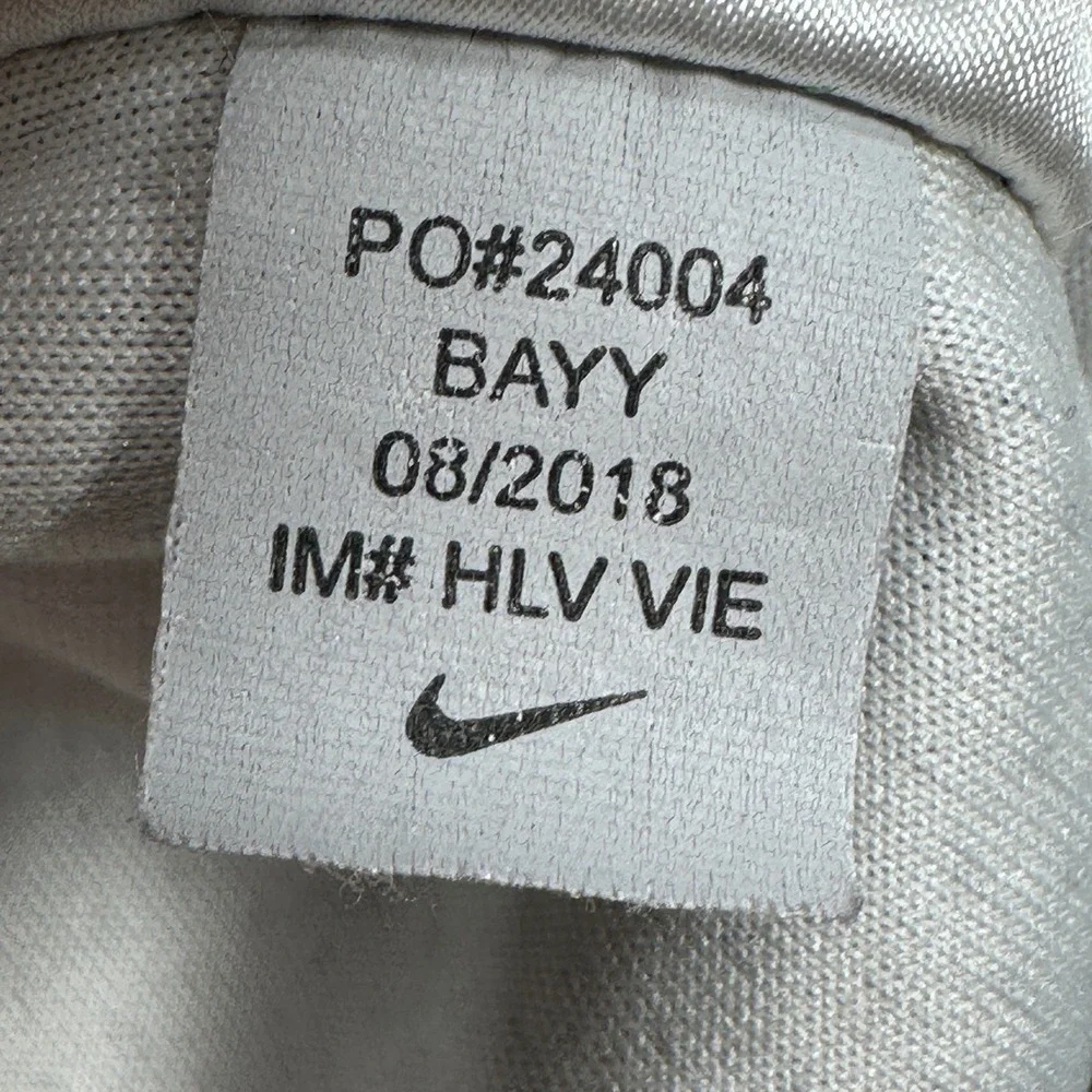 Nike **minor discoloration